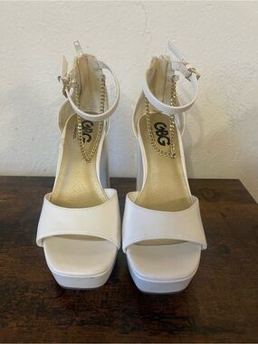 GBG Los Angeles White Platform Ankle-Strap Sandals with Gold Chain